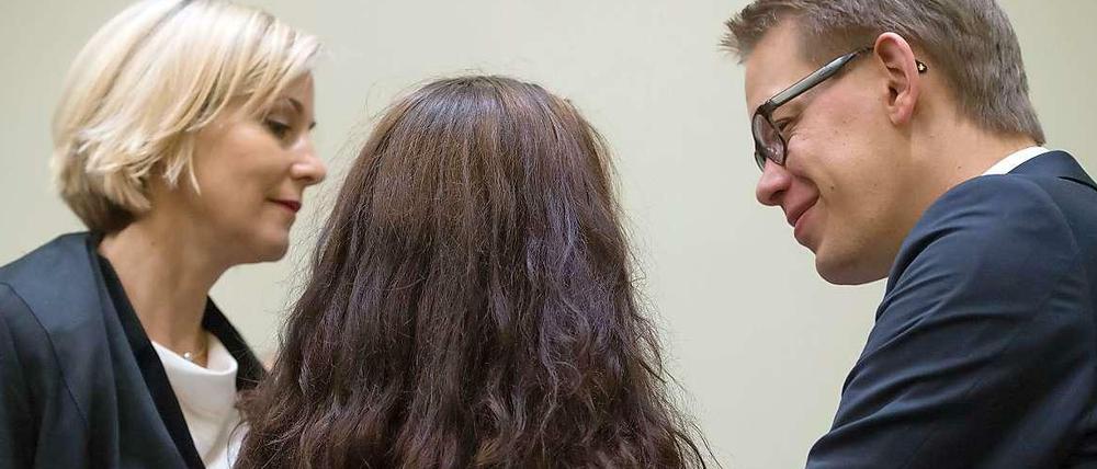 Haare wie eine blickdichte Gardine: Die Angeklagte Beate Zschäpe zwischen ihren Anwälten Anja Sturm und Wolfgang Heer. 
