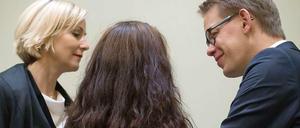 Haare wie eine blickdichte Gardine: Die Angeklagte Beate Zschäpe zwischen ihren Anwälten Anja Sturm und Wolfgang Heer. 