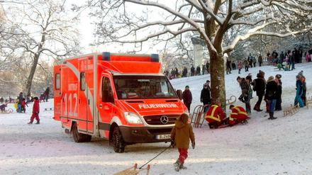 Retter im Park. Sanitäter versorgen das Unfallopfer.