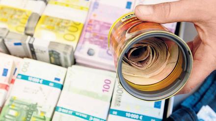 Immer wieder finden Zöllner Geld in Thermoskannen, Verbandskästen, Unterhosen - oder Konservendosen.