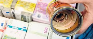 Immer wieder finden Zöllner Geld in Thermoskannen, Verbandskästen, Unterhosen - oder Konservendosen.
