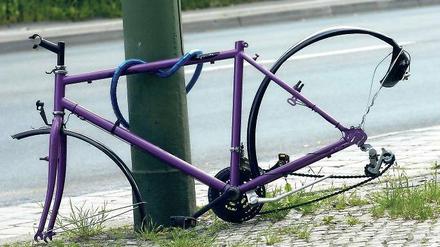 Hätte, hätte Fahradkette. In Berlin liegen viele Leichen herum – zum Glück nur welche aus Metall. 
