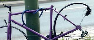 Hätte, hätte Fahradkette. In Berlin liegen viele Leichen herum – zum Glück nur welche aus Metall. 