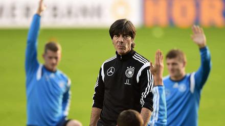 Optimismus sieht anders aus. Joachim Löw vor dem Spiel in Vigo.