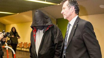 Ex-V-Mann Carsten Sz. alias "Piatto" hier auf dem Weg zu seiner Zeugenvernehmung vor dem Münchner Oberlandesgericht im NSU-Prozess.