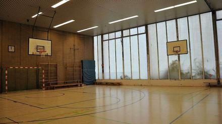 Turnhalle mit Plexiglasscheiben. Leider schützt das nicht vor der Kälte draußen...