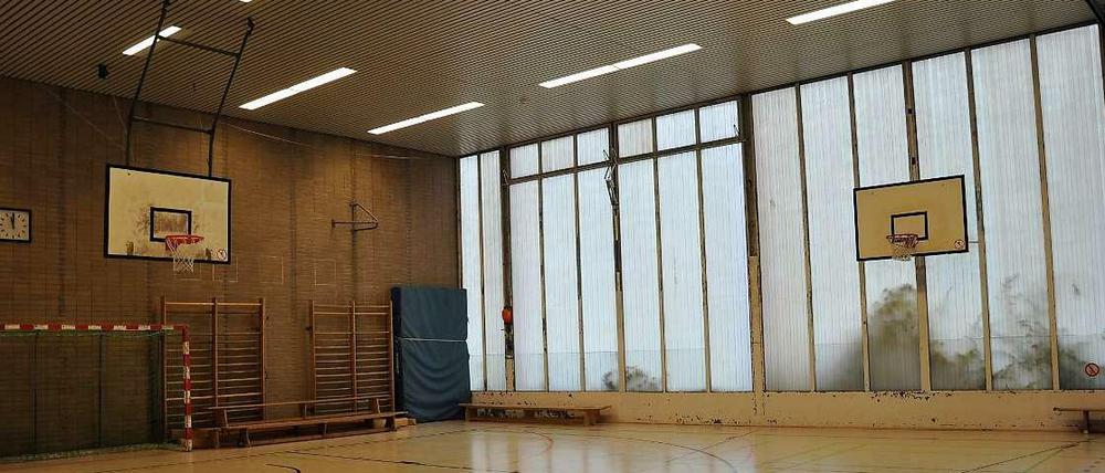 Turnhalle mit Plexiglasscheiben. Leider schützt das nicht vor der Kälte draußen...