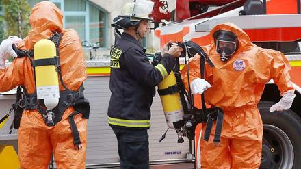 Mit Schutzanzügen betrat die Feuerwehr das Gebäude des Landesstudios des WDR in Düsseldorf.