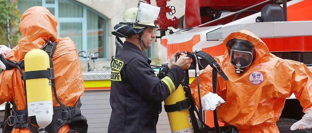 Mit Schutzanzügen betrat die Feuerwehr das Gebäude des Landesstudios des WDR in Düsseldorf.