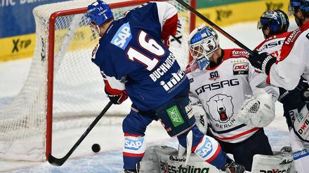 Viermal nichts. Die Eisbären haben alle vier Saisonspiele gegen Mannheim verloren. Beim jüngsten Duell erzielt Martin Buchwieser hier das 1:0 für die Adler.