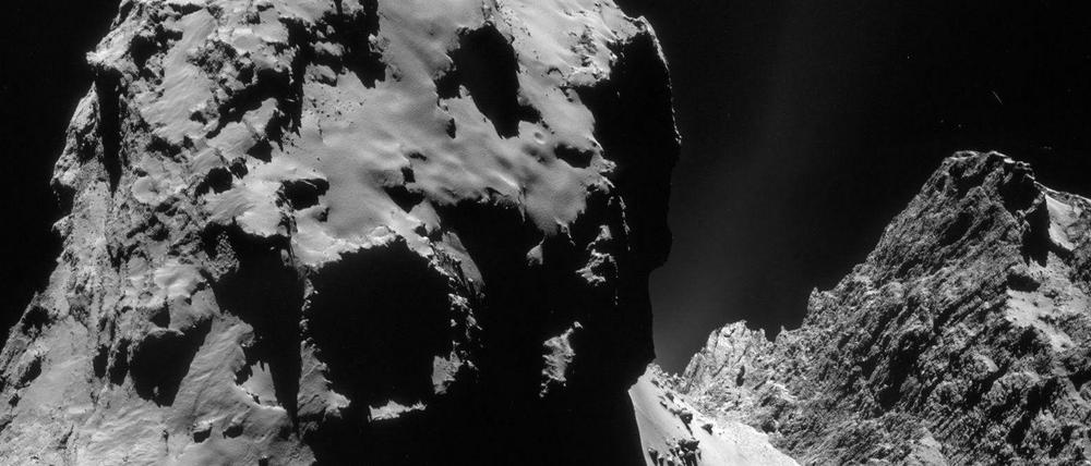 Ferne Eiswelt. Ungeahnt schroff ist der Komet „Tschuri“, den die Sonde „Rosetta“ zurzeit erkundet. Vorläufiger Höhepunkt der Mission ist die Landung des Roboters „Philae“ auf dem Eisblock. Die exakte Position des Landers ist nach wie vor unbekannt.