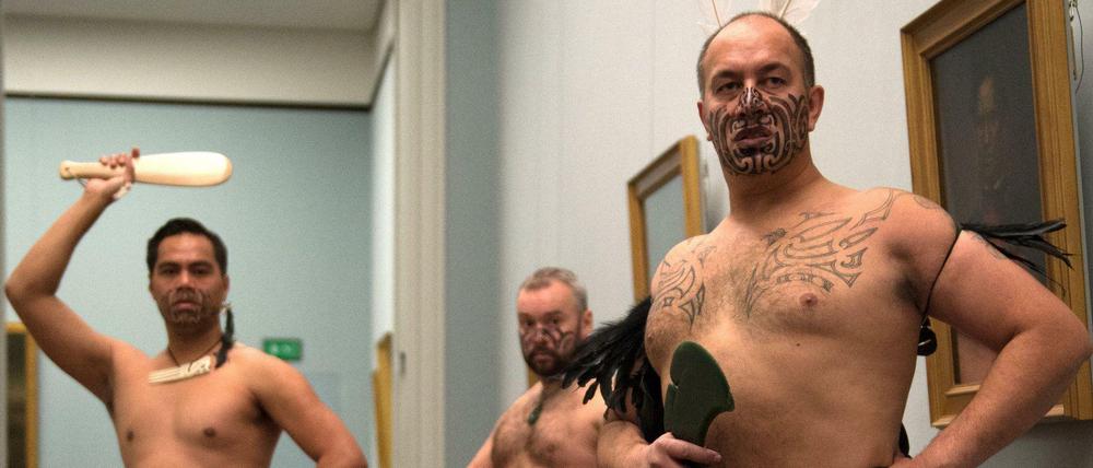 Rituelle Einsegnung der Maori-Porträts durch Nachfahren in der Neuen Nationalgalerie.