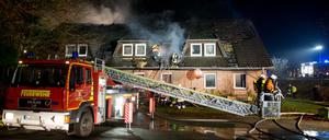 Im niedersächsischen Rosengarten ist eine Sozialunterkunft ausgebrannt, ein Mensch kam dabei ums Leben. In der Unterkunft leben auch Flüchtlinge.