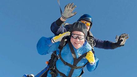 Weich landen. Wie beim Tandem-Fallschirmsprung haben Staat und Geldinstitute für den Pleitefall Sicherungssysteme für Kundeneinlagen installiert.