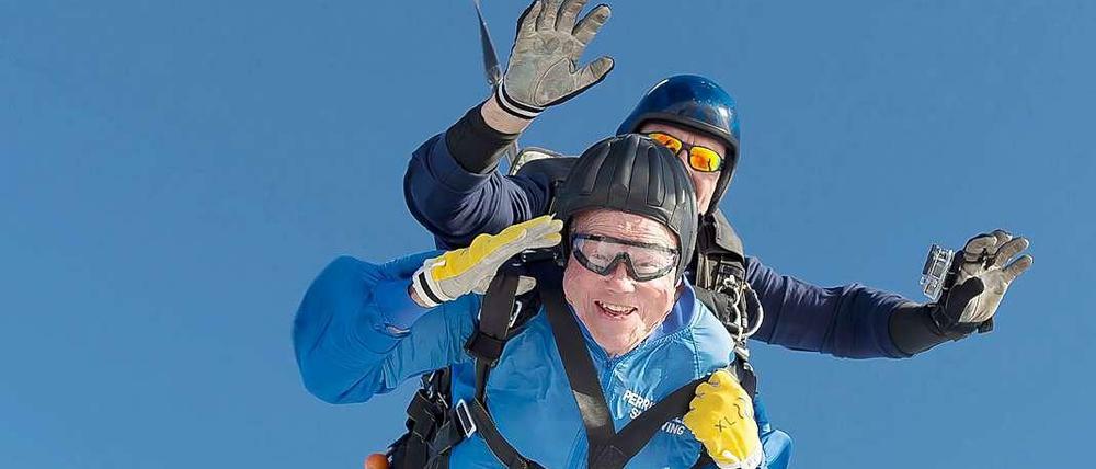 Weich landen. Wie beim Tandem-Fallschirmsprung haben Staat und Geldinstitute für den Pleitefall Sicherungssysteme für Kundeneinlagen installiert.
