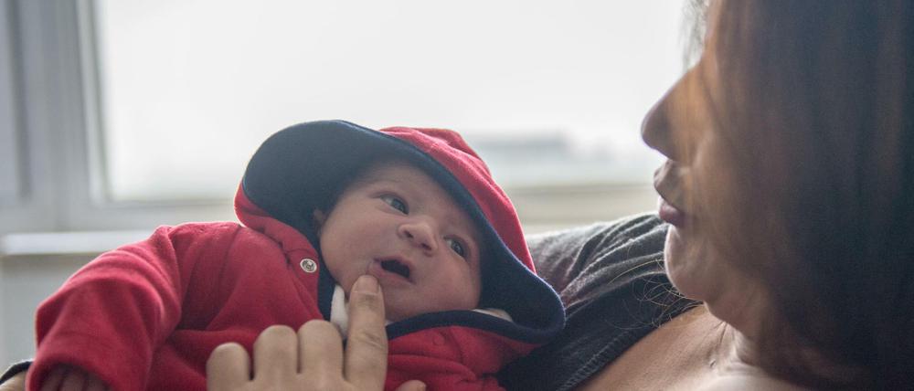 Mutter Makai Tukhy hält ihr Neugeborenes am 10.12.2015 im Klinikum Frankfurt Höchst in Frankfurt am Main (Hessen) im Arm. 