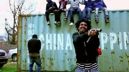 Swagg Huncho posiert in seinen Videos der Combo "3 Problemss" gerne mit Waffen. Der Rapper ist erschossen aufgefunden worden. 