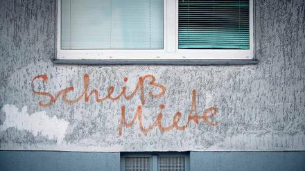 Auf eine Häuserwand hat jemand "Scheiß Miete" gesprüht