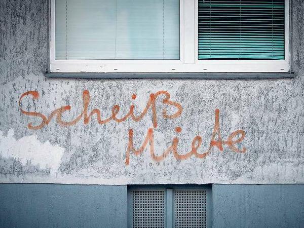 Auf eine Häuserwand hat jemand "Scheiß Miete" gesprüht