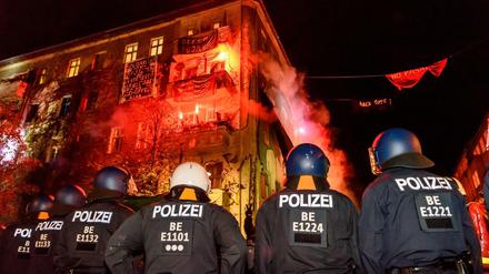 Liebigstraße 34, wenige Häuser neben der Rigaer Straße 94 - beide umkämpft