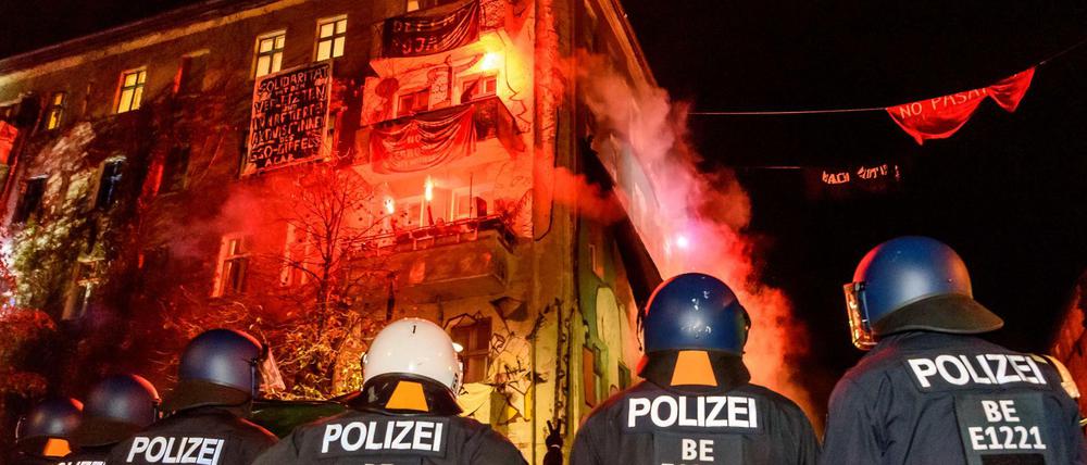 Liebigstraße 34, wenige Häuser neben der Rigaer Straße 94 - beide umkämpft