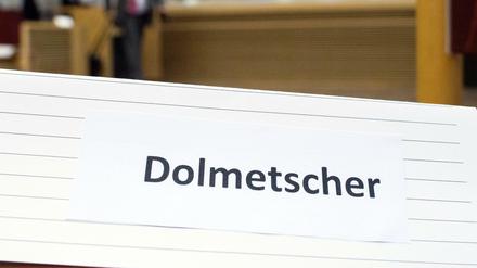 Ein Schild mit der Aufschrift «Dolmetscher» ist in einem Verhandlungssaal (Archivbild). 