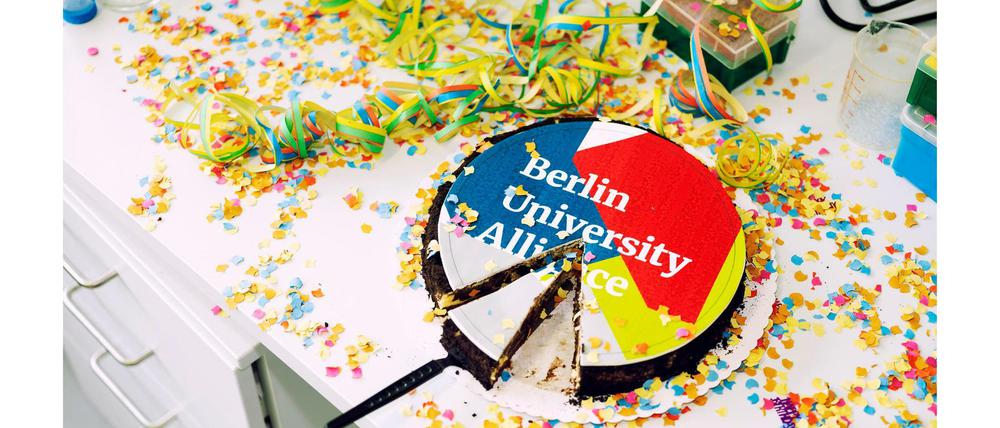 eine angeschnittene Tort mit der Aufschrift Berlin University Alliance.