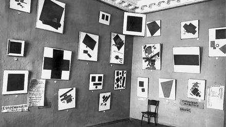 Blick in den Raum der Ausstellung von 1915, in dem die Werke Malewitsch' hingen. Mit dem "Schwarzen Quadrat" rechts oben in der Ecke.