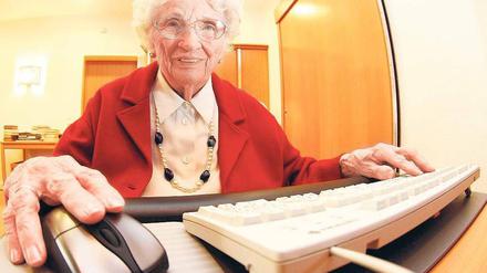 Regelmäßig ins Internet. Die 99-jährige Hamburgerin Irmgard Palusinski am PC in der Bibliothek ihres Altenheims. 