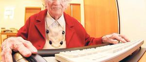 Regelmäßig ins Internet. Die 99-jährige Hamburgerin Irmgard Palusinski am PC in der Bibliothek ihres Altenheims. 