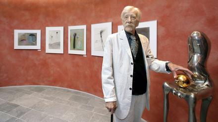 Der Künstler Paul Wunderlich wurde 1927 in Eberswalde geboren. Das Foto zeigt den Künstler in dem nach ihn benannten Verwaltungszentrum.