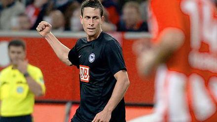 Gut gezielt. Rob Friend brachte Hertha in Führung. Wegen der wackeligen Defensive wurde es am Ende noch spannend.