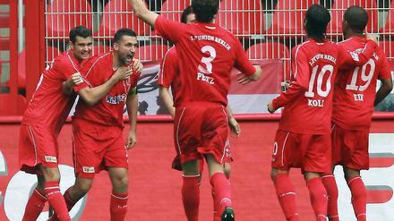 Großer Jubel an der Alten Försterei. Union kommt gegen Duisburg zum ersten Dreier der Saison.