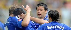 Der Rückkehrer darf gleich mitjubeln: Michael Ballack feiert den Leverkusener Auftakterfolg im Kreise seiner Teamkameraden.