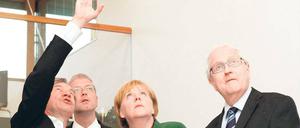 Da schau her. Kanzlerin Merkel auf ihrer Energiereise begleitet von den Ministern Röttgen (l.) und Brüderle (r.).