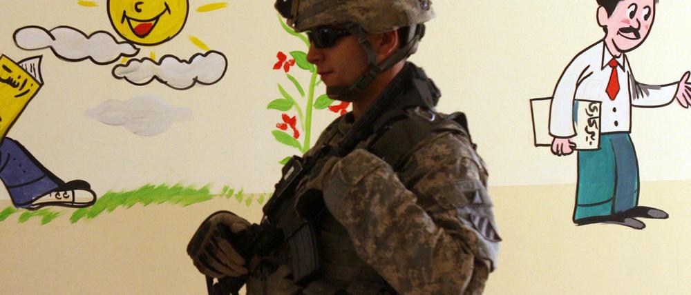 Ein US-amerikanischer Soldat vor einer Schule in Kirkuk.