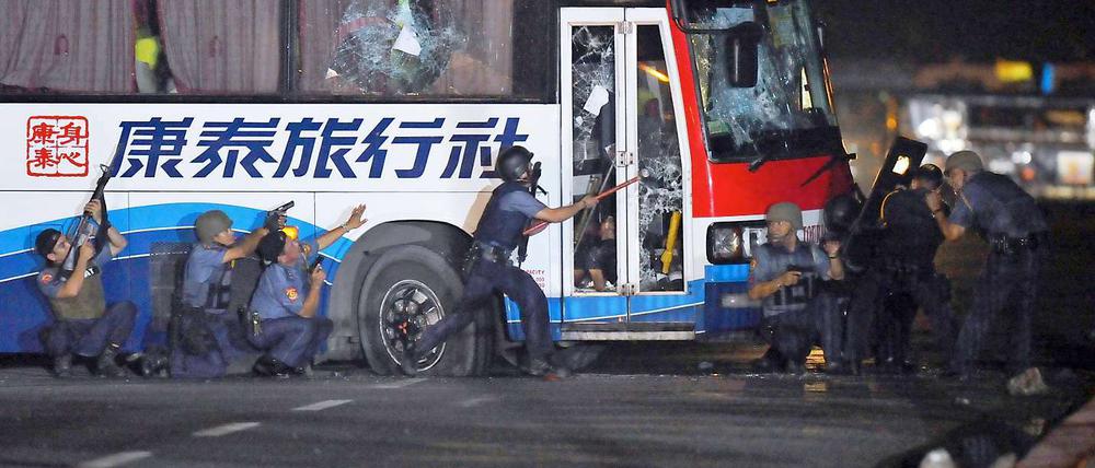 Die Polizei versucht, die Tür des Busses zu öffnen.