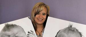 Zwei Minuten vor der Wiedervereinigung schoss eine DDR-Pressefotografin diese Bilder von der frisch geborenen Sarah Klier. Sie war das letzte Baby der DDR und wird heute 20 Jahre alt.