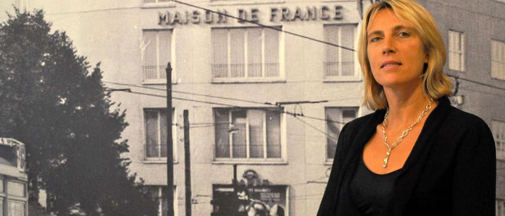 Carine Delplanque, die Leiterin des Instituts français, vor einem Plakat ihres Hauses.