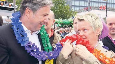 Auf Augenhöhe. Noch hat sich Renate Künast nicht entschieden – doch als grüne Spitzenkandidatin könnte sie dem Regierenden Klaus Wowereit gefährlich werden. Foto: Davids