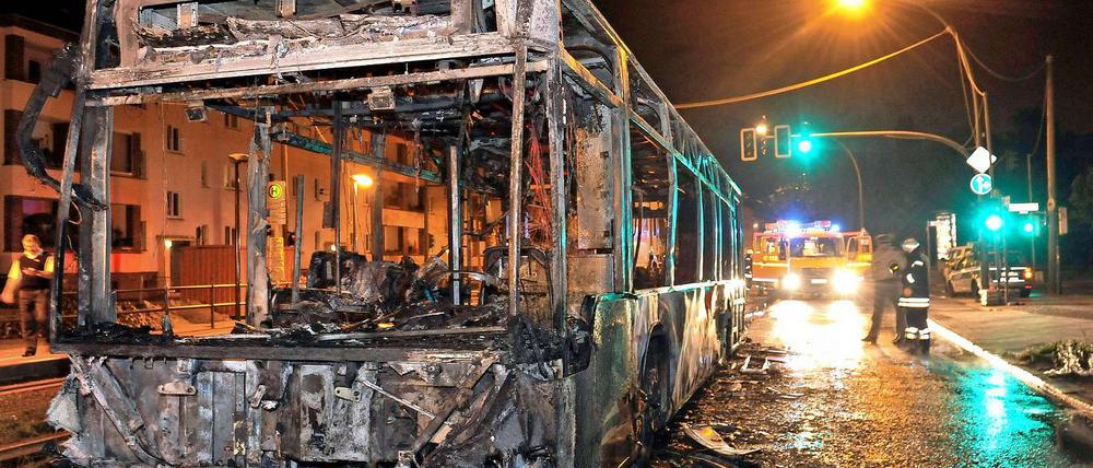Obwohl die Feuerwehr schnell eintraf, brannte der Bus komplett aus.