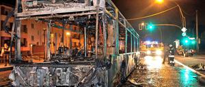 Obwohl die Feuerwehr schnell eintraf, brannte der Bus komplett aus.