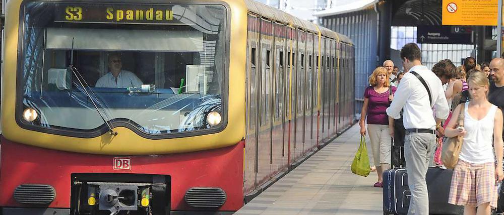 Noch immer kommt die Berliner S-Bahn nicht so häufig wie gewünscht. Und wenn, dann sind die Züge auch gern mal gerammelt voll - weil sie mit weniger Wagen als üblich fahren.