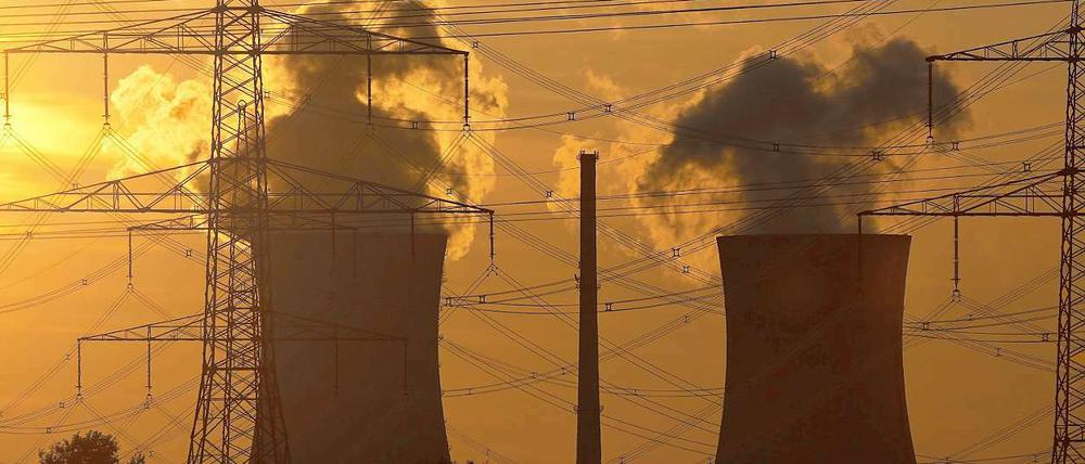 Kühltürme des Atomkraftwerks Grafenrheinfeld in Unterfranken.