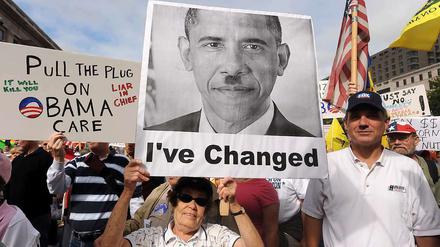 Die republikanische Tea-Party-Bewegung protestiert gegen Barack Obama. Dabei schreckt sie auch vor einem unangemessenen Hitlervergleich nicht zurück. 