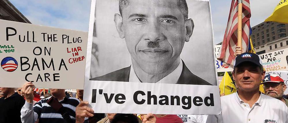 Die republikanische Tea-Party-Bewegung protestiert gegen Barack Obama. Dabei schreckt sie auch vor einem unangemessenen Hitlervergleich nicht zurück. 