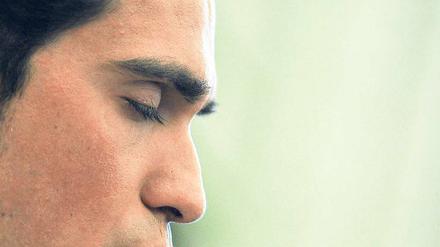Augen zu und durch. Alberto Contador wehrt sich gegen die Vorwürfe. 