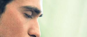 Augen zu und durch. Alberto Contador wehrt sich gegen die Vorwürfe. 