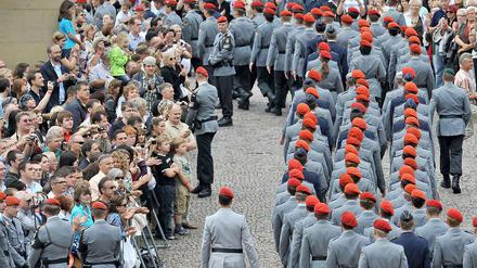 Rekruten der Bundeswehr marschieren am nach einem öffentlichen Gelöbnis ab.
