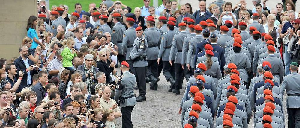 Rekruten der Bundeswehr marschieren am nach einem öffentlichen Gelöbnis ab.